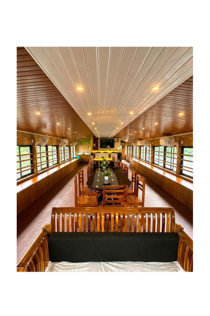 4 bedroom houseboat interior or facilities